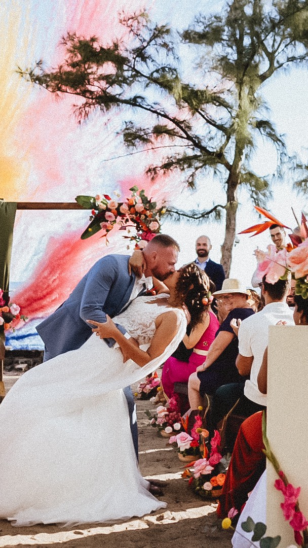 Et comme un bouquet final, ils scellent leur amour d’un deep kiss. Un feu d’artifice en plein jour,…
